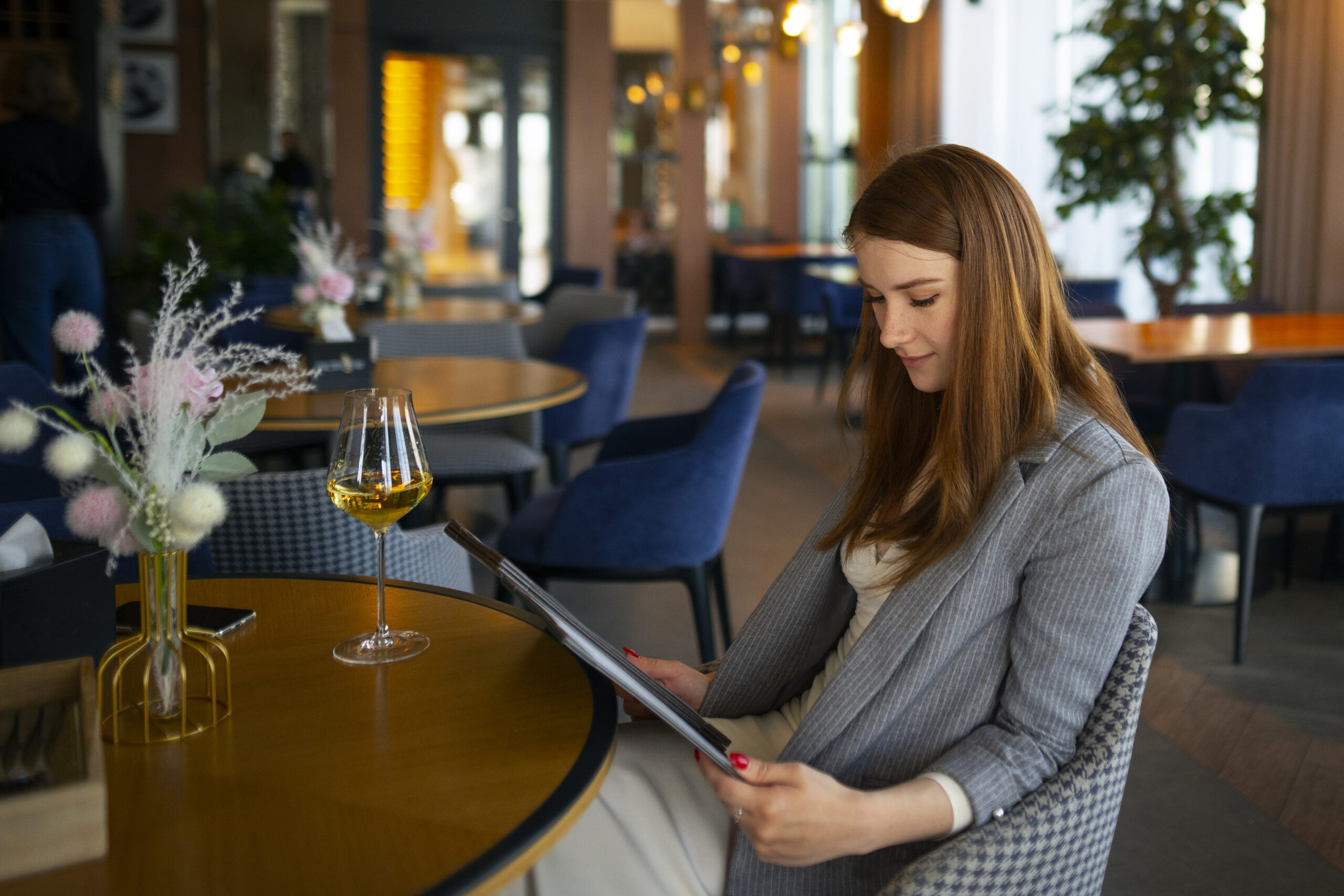 woman-looking-through-menu-restaurant